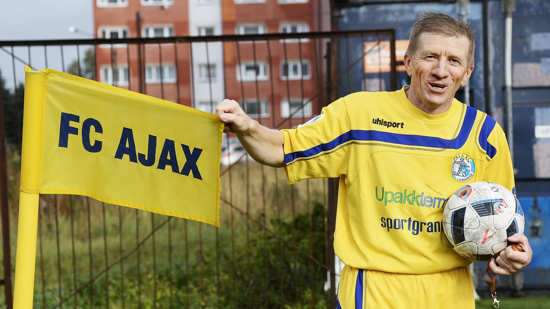 Boriss Dugan FC Ajaxi vormis palliga klubi nurgalipu juures